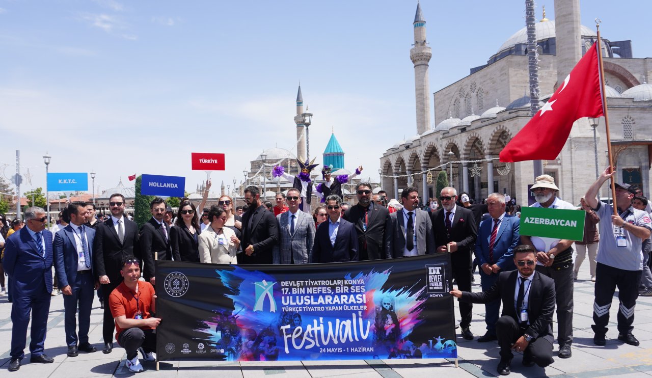 Konya’da Sanatın Ayak Sesleri: Tiyatrocular Atatürk Anıtı’ndan Mevlana’ya Yürüdü