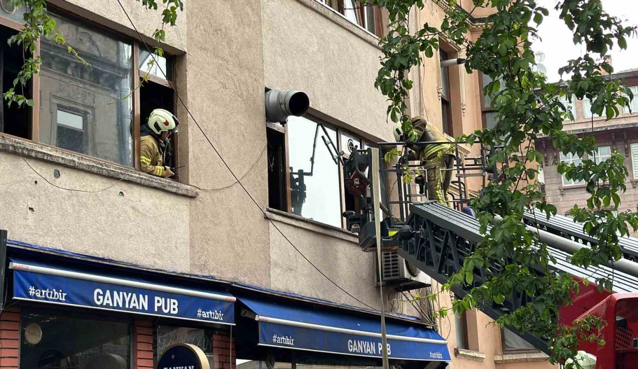 6 katlı binada yangın paniği! Mahsur kalan 2 kişi kurtarıldı