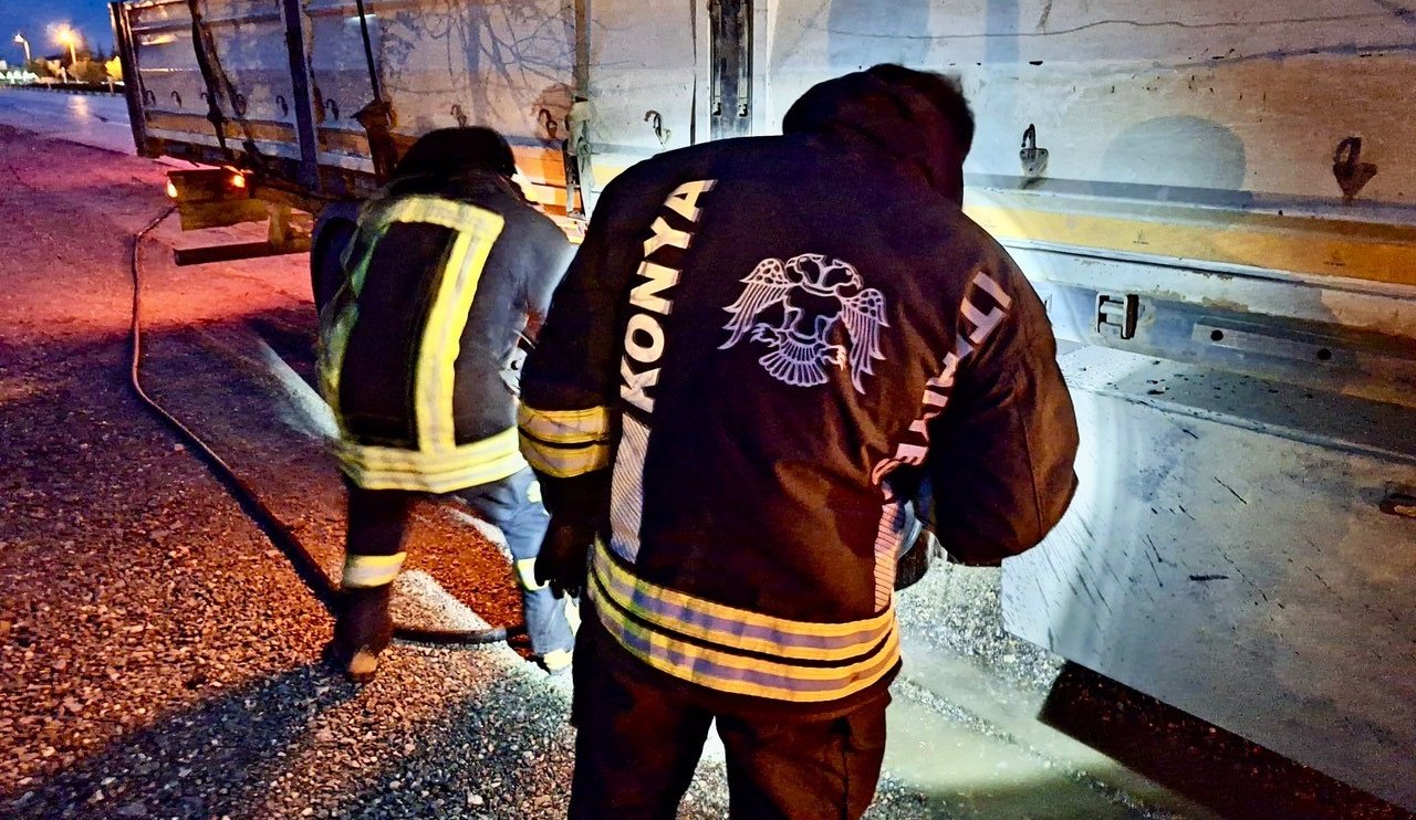Konya'da Tırın Tekerleğinden Yükselen Dumanlar Paniğe Neden Oldu