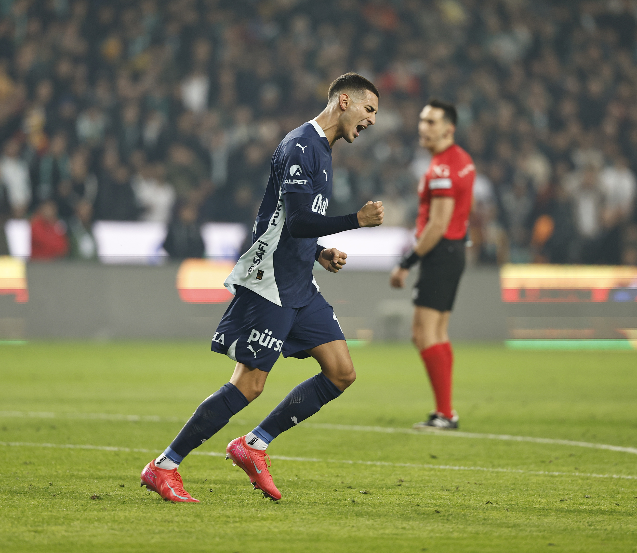 Fenerbahçeli oyuncu kırmızı kart gördü, Konyaspor maçında cezalı duruma düştü