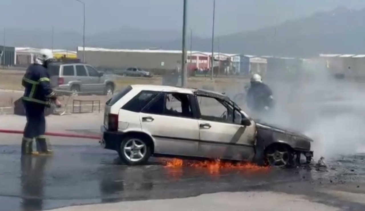 Egzoz Tamiri Sırasında Otomobil Alev Aldı