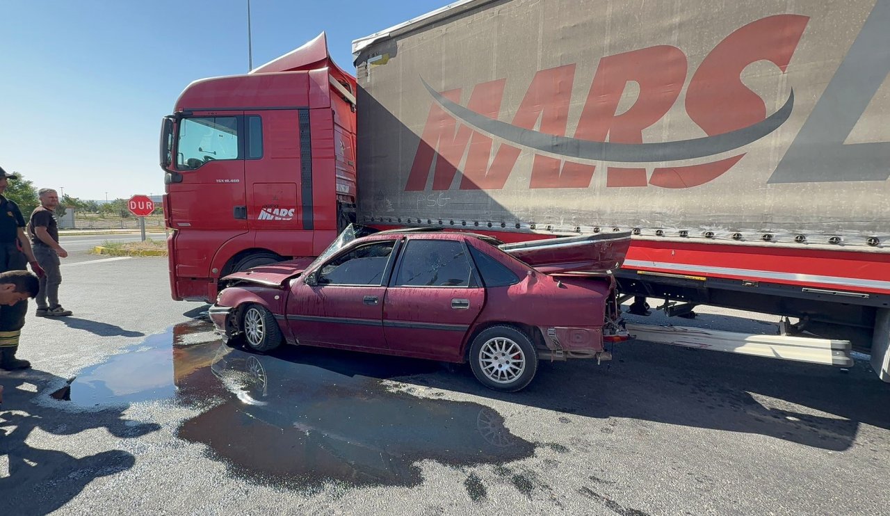 Korkutan Kaza: Otomobil Tırın Altına Girdi, 2 Yaralı
