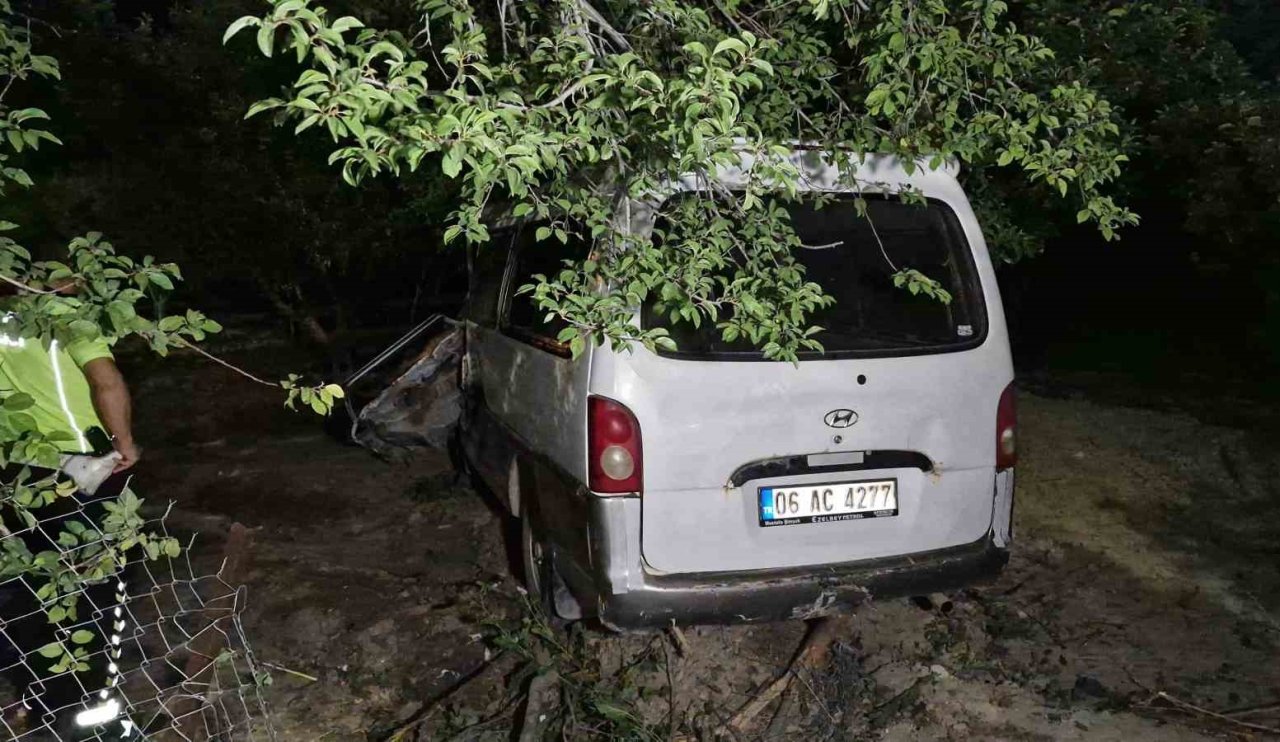 Karaman’da minibüs bahçeye uçtu: 1 yaralı