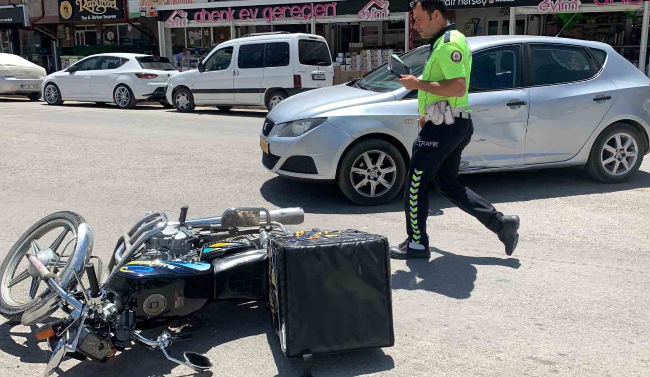 Otomobil ile Motosiklet Çarpıştı! Kurye Yola Savruldu