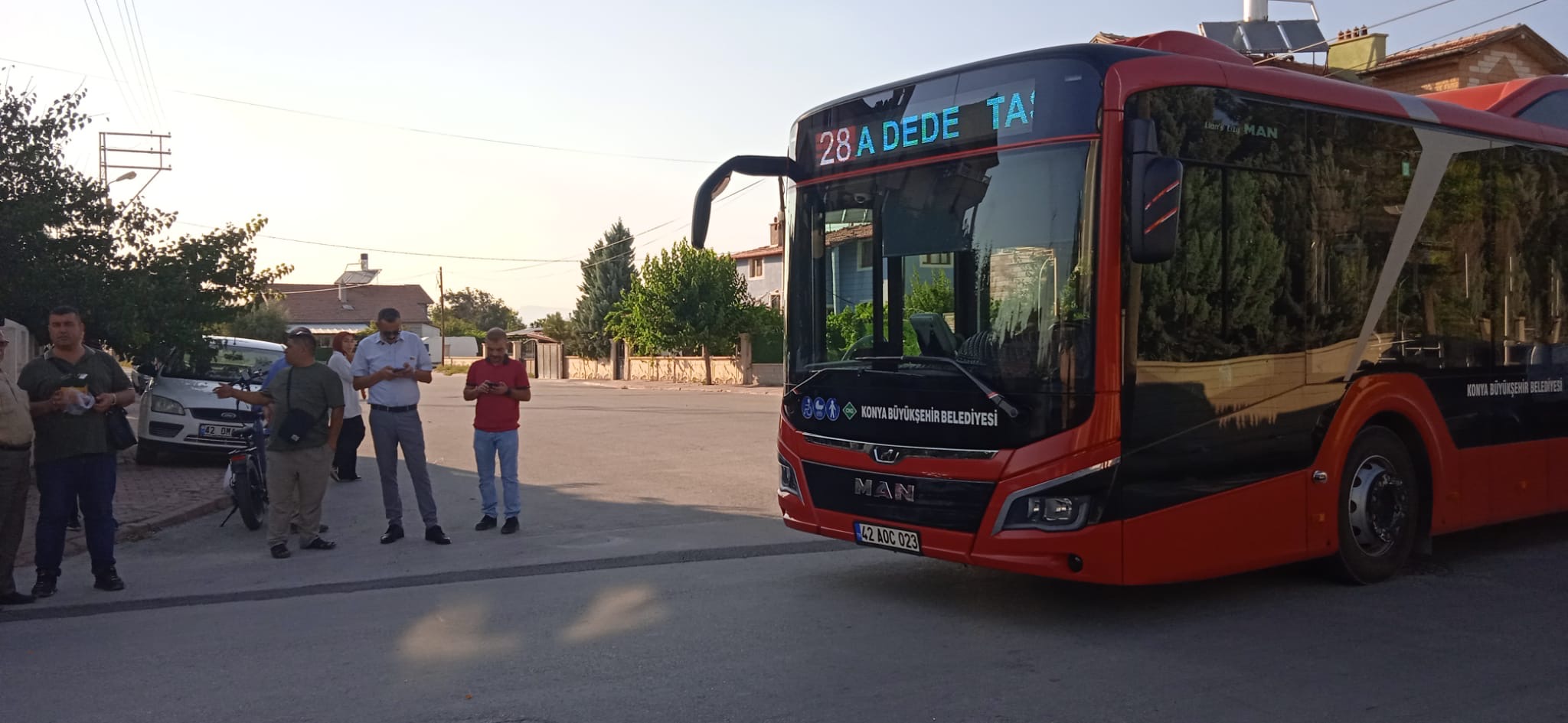 Konya’da ara sokaktan çıkan otomobil otobüse çarptı!