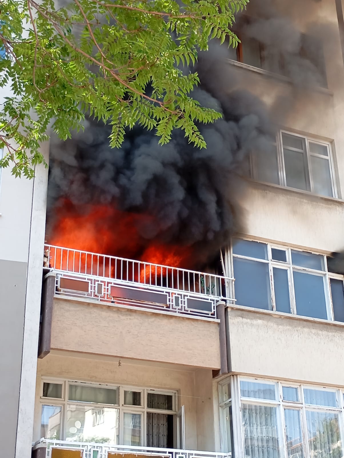 Konya’da korkutan yangın! Alevler tüm daireyi sardı (Video Haber)