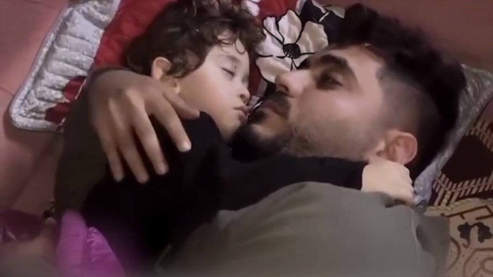 Gazze'deki baba çocuğunu bakın nasıl koruyor!