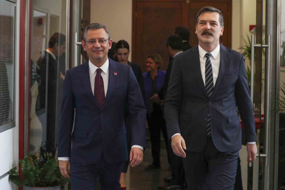 CHP Genel Başkanı Özel, TİP Genel Başkanı Baş ile aynı karede!