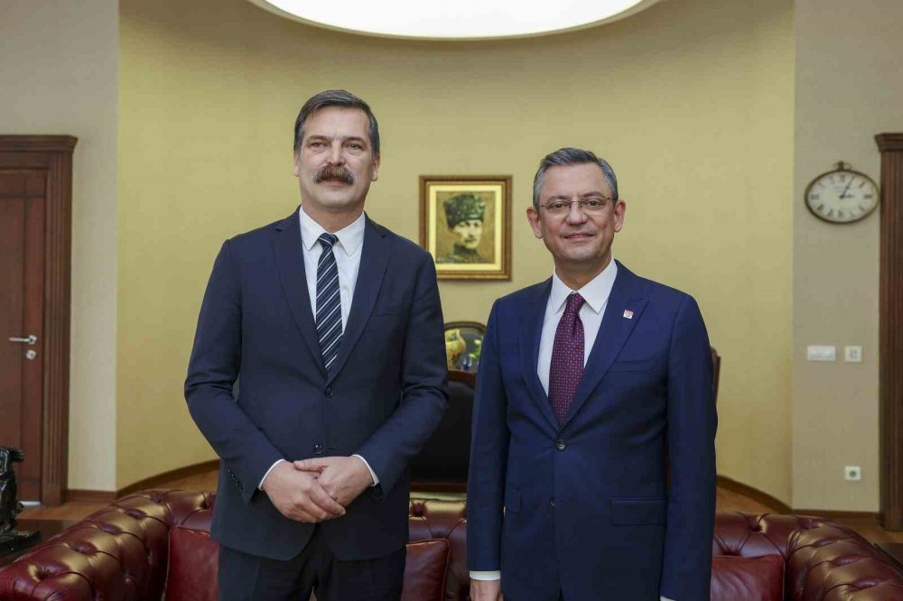 CHP Genel Başkanı Özel, TİP Genel Başkanı Baş ile aynı karede!