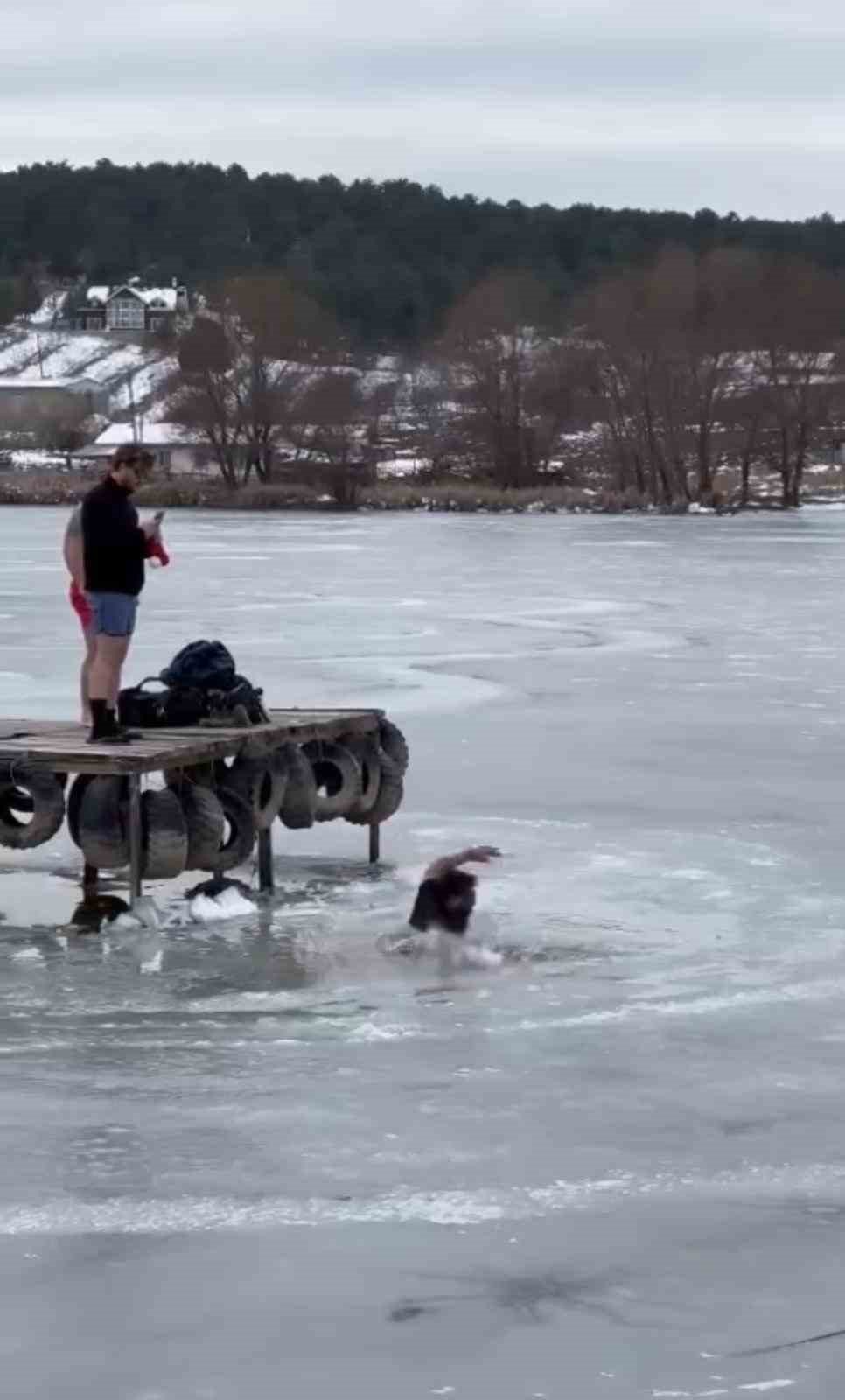 Korku dolu anlar! Gölette fotoğraf çektiriyordu, buz kırıldı...