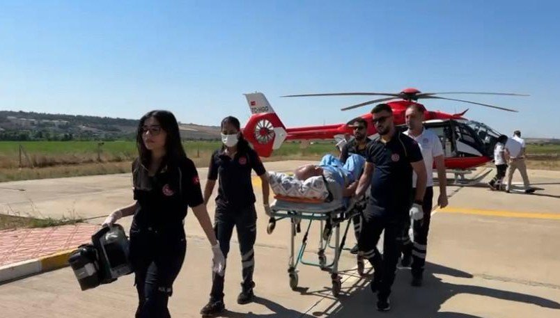 Yolda yürürken birden hastanelik oldu! Helikopter ambulans havalandırıldı...