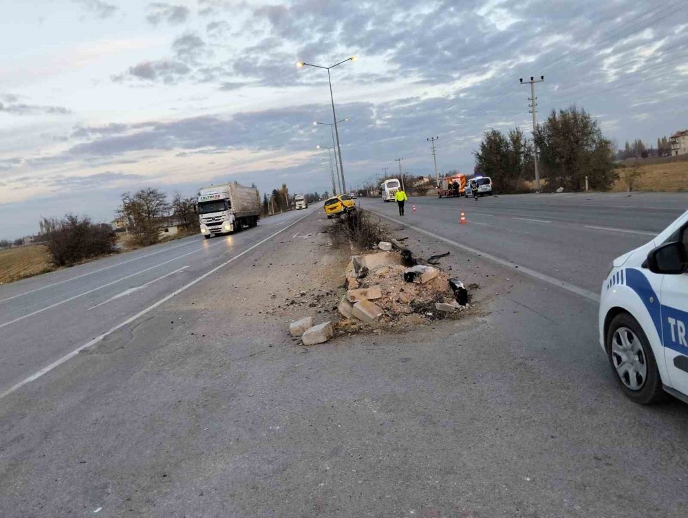 Konya’da ticari taksi direğe çarptı: 3 yaralı