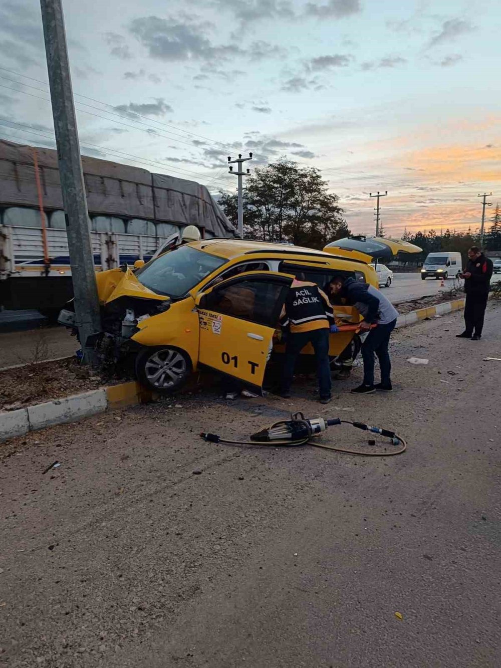 Konya’da ticari taksi direğe çarptı: 3 yaralı