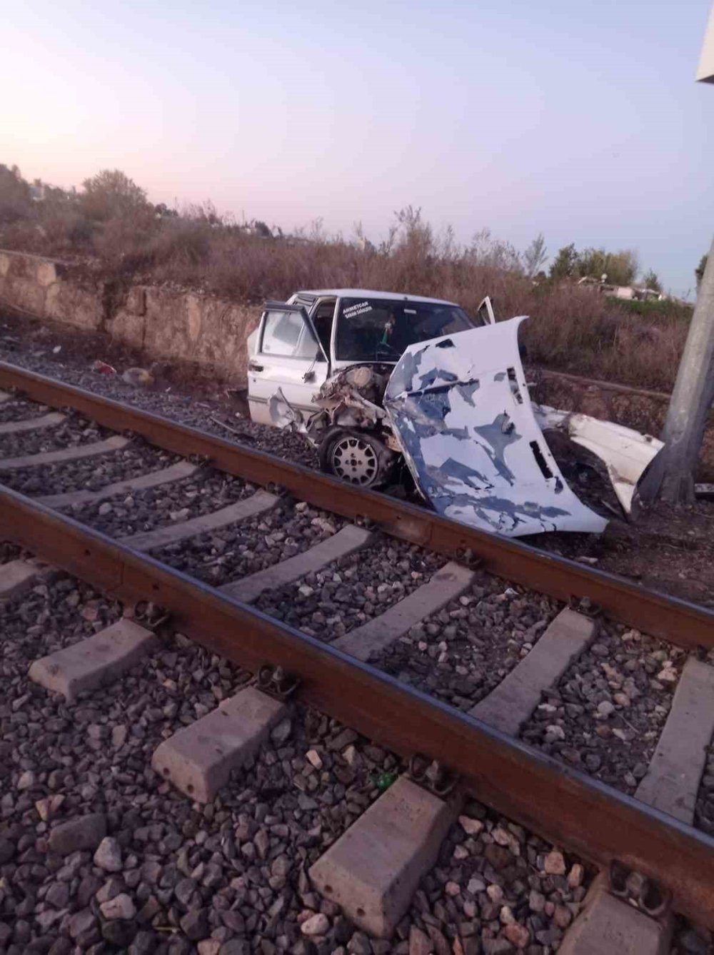 Konya-Ankara seferini yapan tren otomobile çarptı