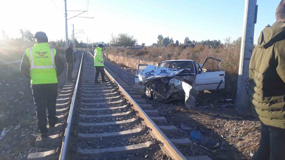 Konya-Ankara seferini yapan tren otomobile çarptı